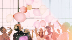 decorar-boda-con-globos-barcelona-gente-jugando-con-globos