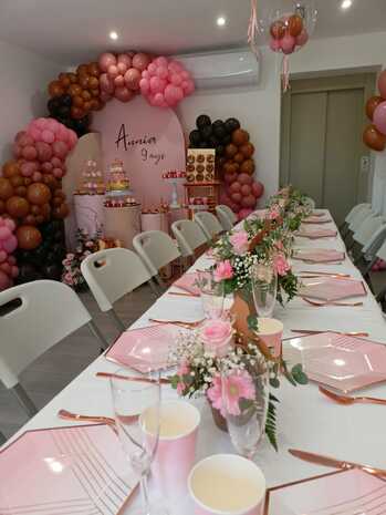 decorar-fiesta-infantil-con-globos-barcelona-decoracion-p-con-globos-rosas-y-mesa-decorada-con flores