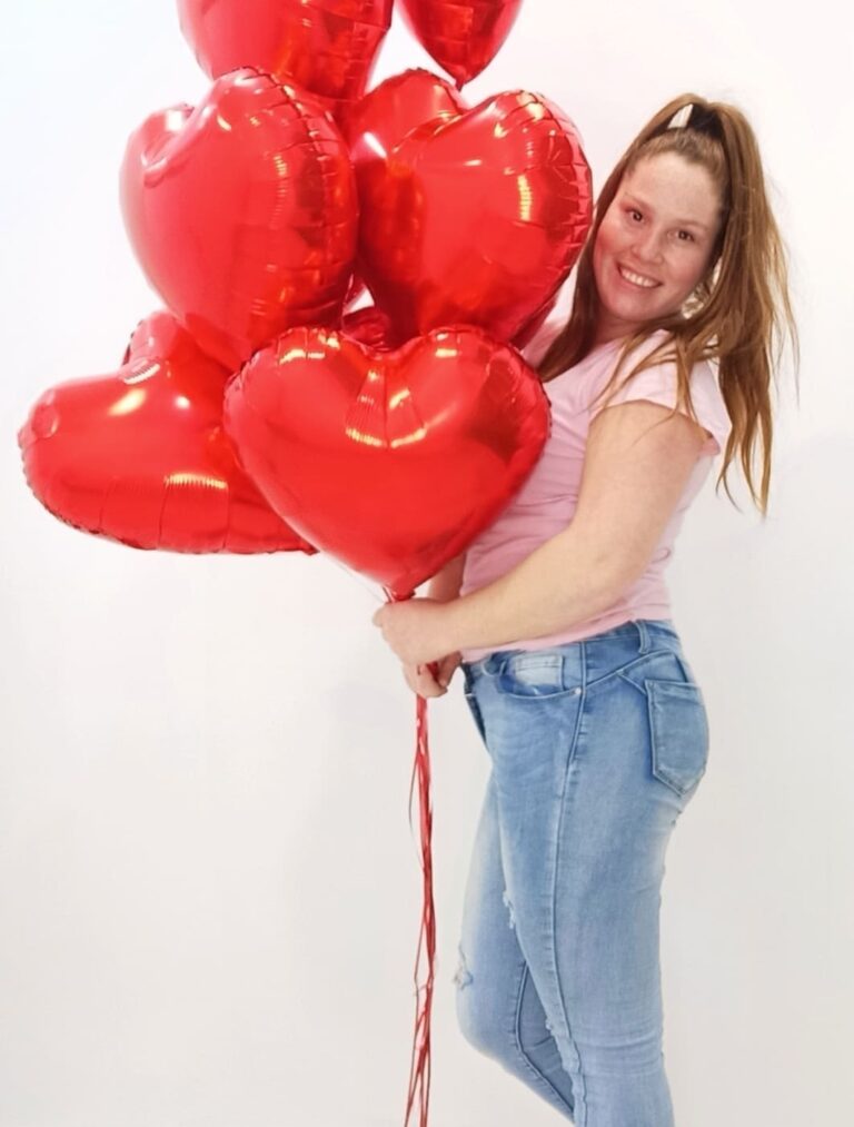 decoracion-de-globos-barcelona-la-fundadora-de-son-globos-bcn-sujeta-globos-de-helio-rojos